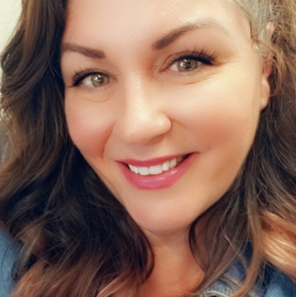 Meet your Posher, Robyn - Picture 2 of 2